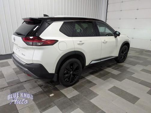 Pearl White Tricoat/Super Black 2023 Nissan Rogue SL