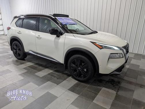 Pearl White Tricoat/Super Black 2023 Nissan Rogue SL