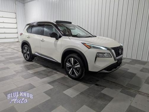 Pearl White Tricoat/Super Black 2023 Nissan Rogue SL
