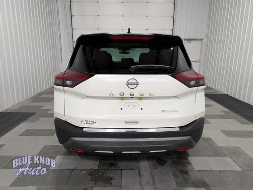 Pearl White Tricoat/Super Black 2023 Nissan Rogue SL