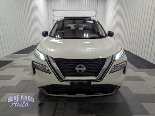 Pearl White Tricoat/Super Black 2023 Nissan Rogue SL