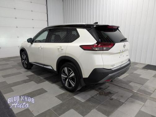 Pearl White Tricoat/Super Black 2023 Nissan Rogue SL
