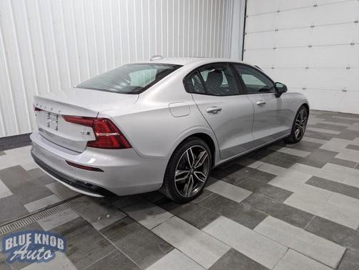 2024 Volvo S60 B5 Core Dark Theme