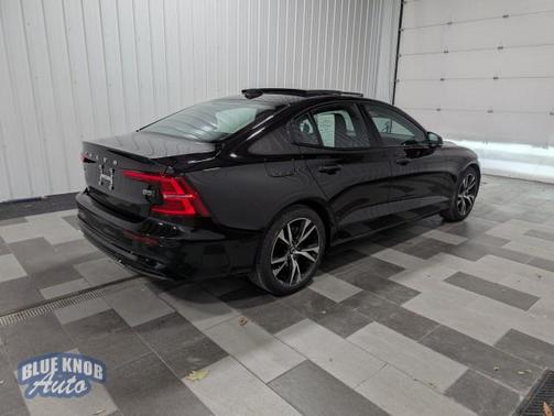 2024 Volvo S60 B5 Plus Dark Theme