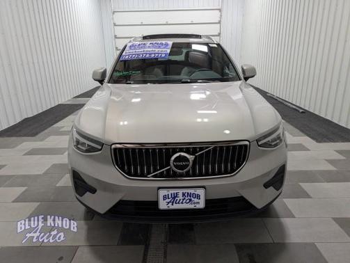 2025 Volvo XC40 B5 Core Bright Theme