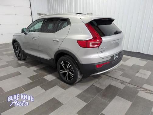 2025 Volvo XC40 B5 Core Bright Theme