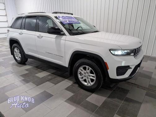 Bright White Clearcoat 2023 Jeep Grand Cherokee Laredo