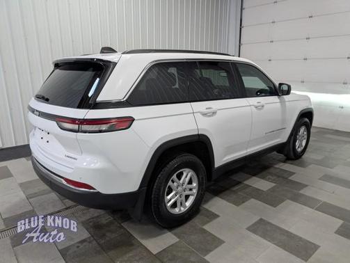 Bright White Clearcoat 2023 Jeep Grand Cherokee Laredo