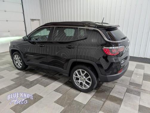 Diamond Black Crystal Pearlcoat 2022 Jeep Compass Latitude Lux