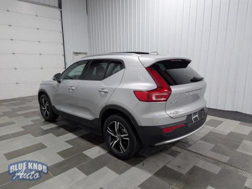 2025 Volvo XC40 B5 Core Bright Theme