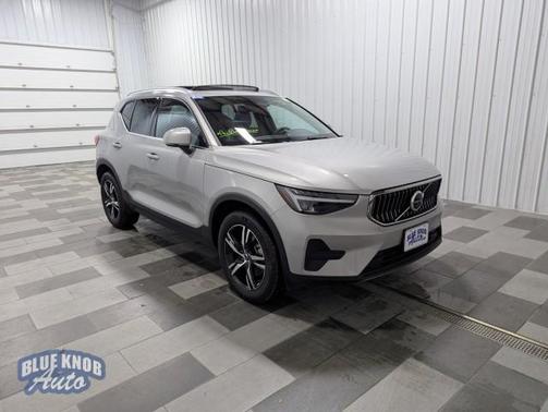 2025 Volvo XC40 B5 Core Bright Theme
