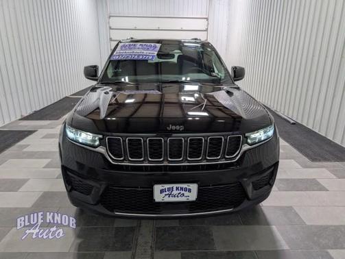 Diamond Black Crystal Pearlcoat 2023 Jeep Grand Cherokee Laredo