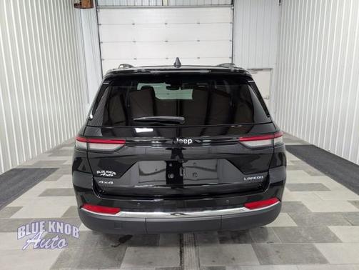 Diamond Black Crystal Pearlcoat 2023 Jeep Grand Cherokee Laredo