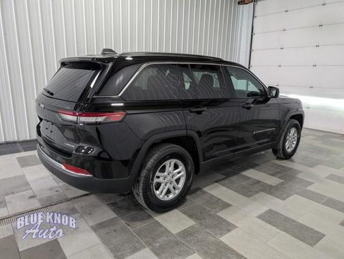 Diamond Black Crystal Pearlcoat 2023 Jeep Grand Cherokee Laredo