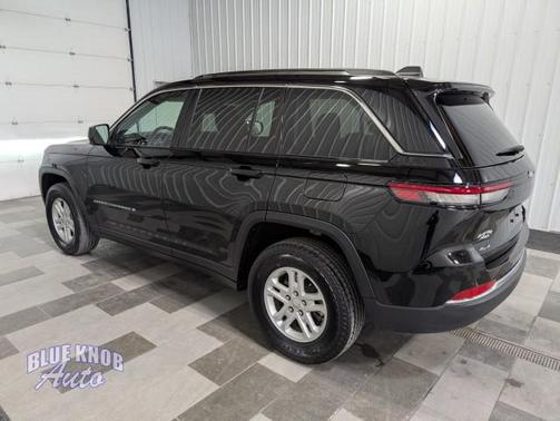 Diamond Black Crystal Pearlcoat 2023 Jeep Grand Cherokee Laredo