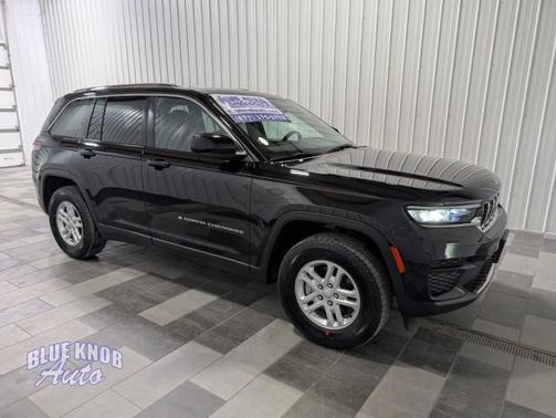 Diamond Black Crystal Pearlcoat 2023 Jeep Grand Cherokee Laredo