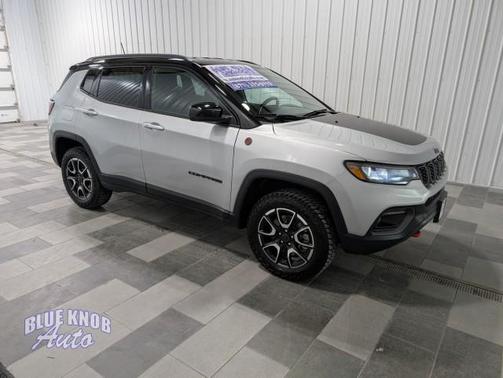 Silver Zynith Metallic Clearcoat 2025 Jeep Compass Trailhawk