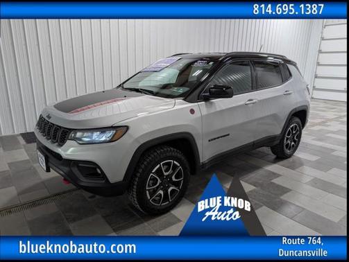 Silver Zynith Metallic Clearcoat 2025 Jeep Compass Trailhawk