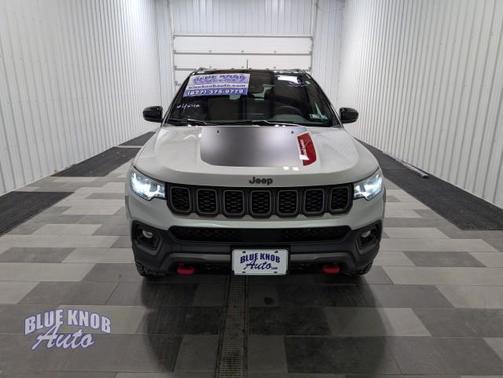 Silver Zynith Metallic Clearcoat 2025 Jeep Compass Trailhawk