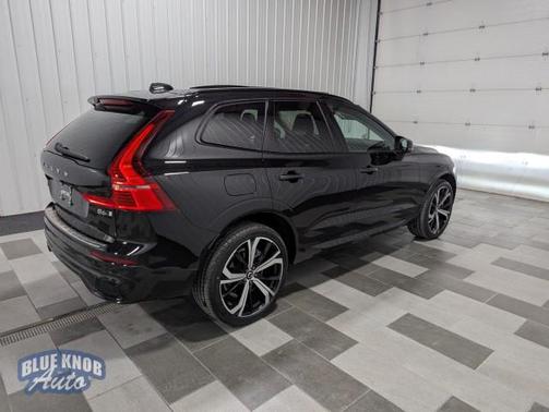 2023 Volvo XC60 B6 Ultimate Dark Theme