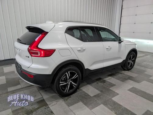 2025 Volvo XC40 B5 Core Bright Theme