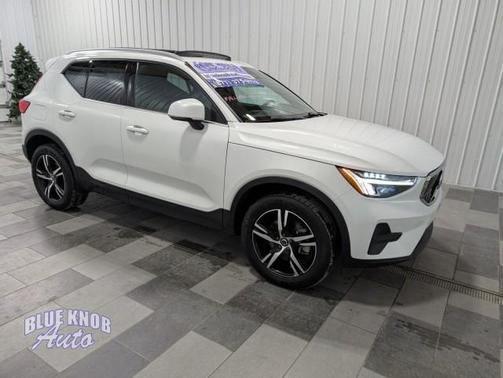 2025 Volvo XC40 B5 Core Bright Theme