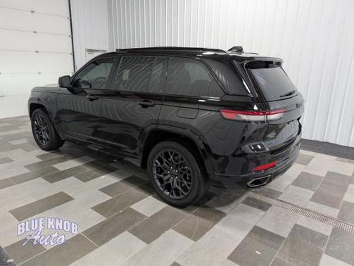 Diamond Black Crystal Pearlcoat 2023 Jeep Grand Cherokee 4xe Summit