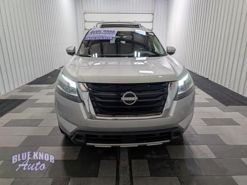 Brilliant Silver Metallic 2023 Nissan Pathfinder Platinum 4WD