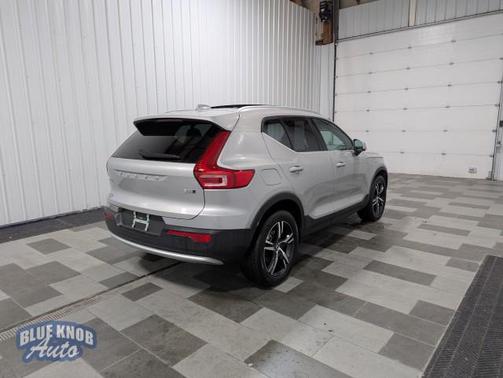 2025 Volvo XC40 B5 Core Bright Theme