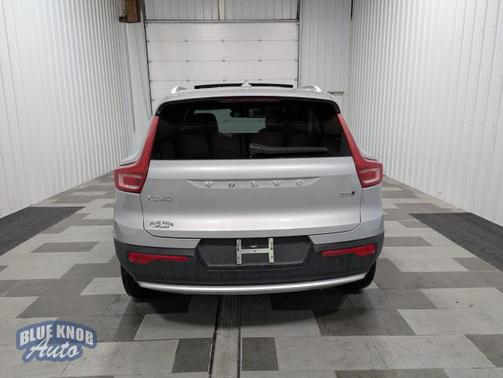 2025 Volvo XC40 B5 Core Bright Theme