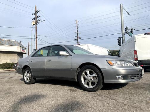 Photo 2 of 32 of 2000 Lexus ES 300 Base (A4)