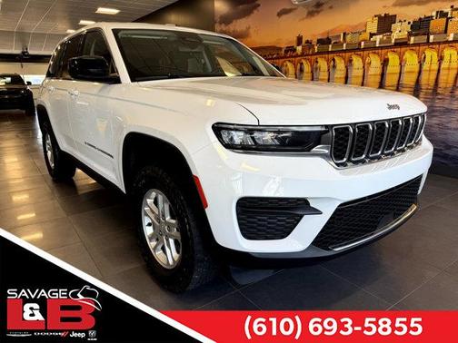Bright White Clearcoat 2022 Jeep Grand Cherokee Laredo