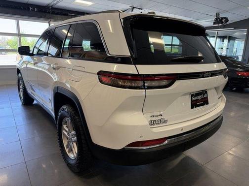 Bright White Clearcoat 2022 Jeep Grand Cherokee Laredo