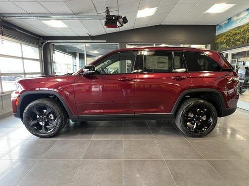 2025 Jeep Grand Cherokee Laredo