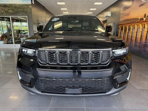 Diamond Black 2022 Jeep Grand Cherokee Altitude