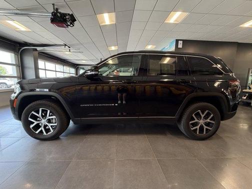 Diamond Black 2024 Jeep Grand Cherokee Limited
