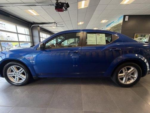 Blue Streak Pearlcoat 2014 Dodge Avenger SE