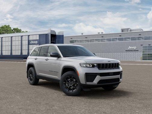 Silver Zynith 2026 Jeep Grand Cherokee Laredo