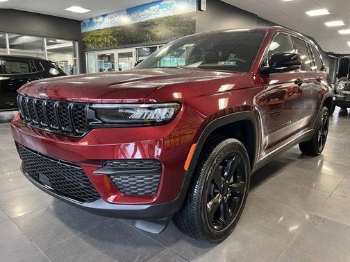 2025 Jeep Grand Cherokee Laredo