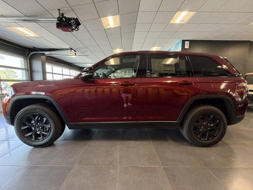 Velvet Red Pearlcoat 2025 Jeep Grand Cherokee Laredo
