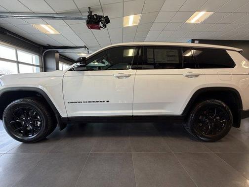 Bright White Clearcoat 2026 Jeep Grand Cherokee L Laredo