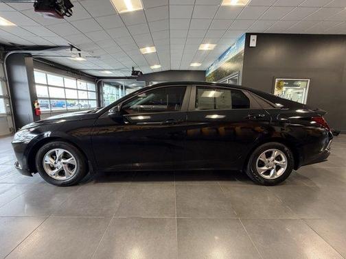 Phantom Black 2022 Hyundai ELANTRA SE