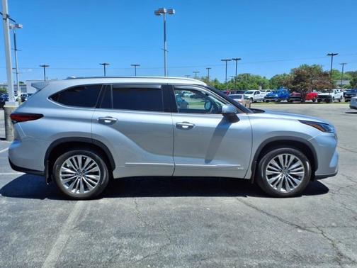 2023 Toyota Highlander Hybrid Platinum