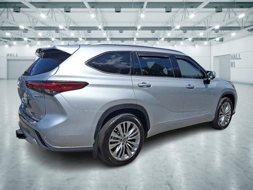 2023 Toyota Highlander Hybrid Platinum