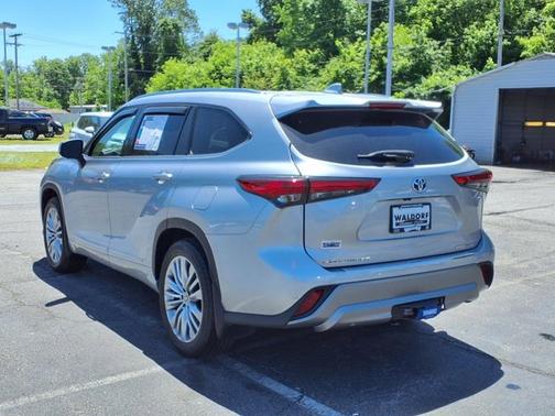 2023 Toyota Highlander Hybrid Platinum