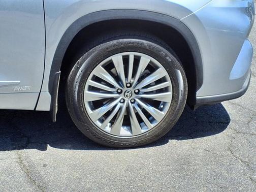 2023 Toyota Highlander Hybrid Platinum