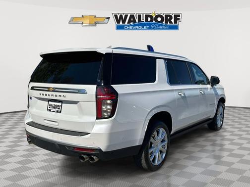 Iridescent Pearl Tricoat 2023 Chevrolet Suburban High Country