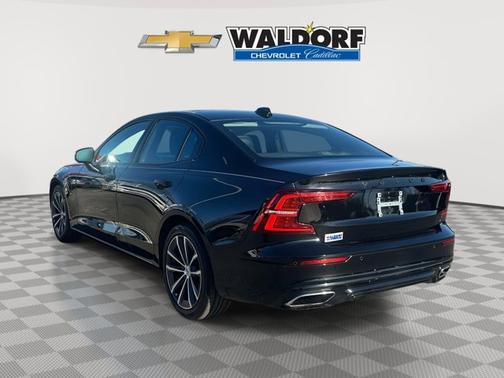 2022 Volvo S60 Black Edition Momentum