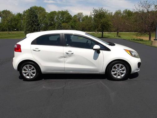 Clear White 2012 Kia Rio5 LX