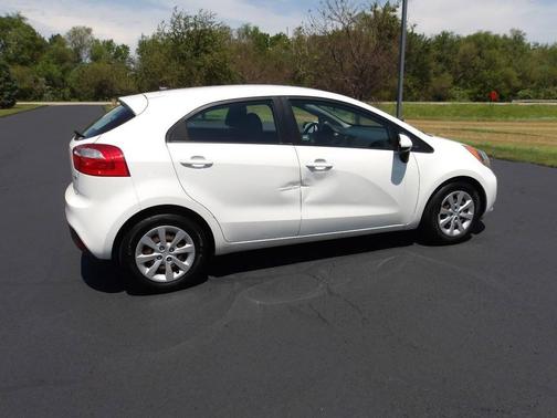 Clear White 2012 Kia Rio5 LX